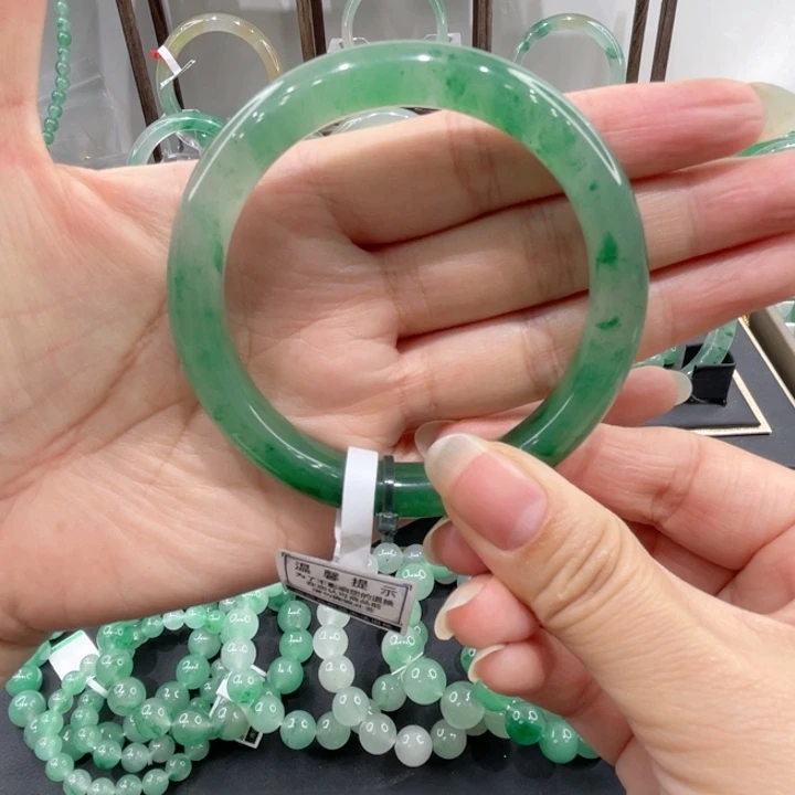未镶嵌手镯石英质玉（非洲翠）