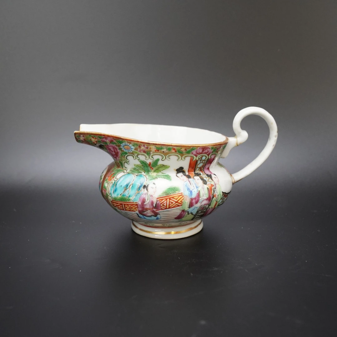 Lot.25072455清同治广彩开窗人物花鸟纹奶壶 高：约10.4cm