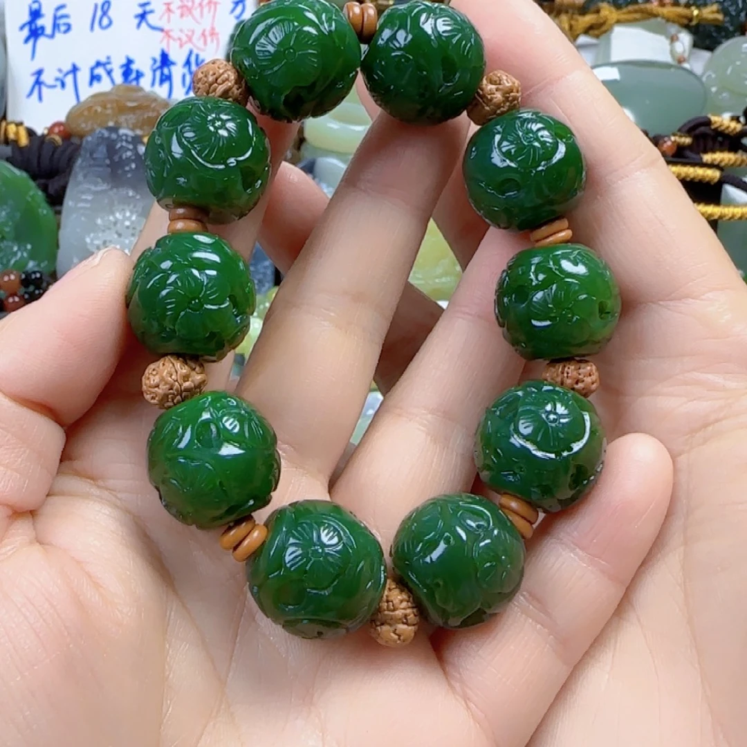 虎***鲸和田玉未镶嵌颈饰
