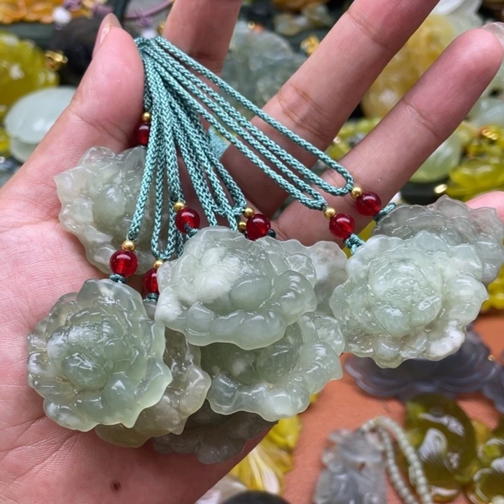 万***心蛇纹石玉未镶嵌颈饰