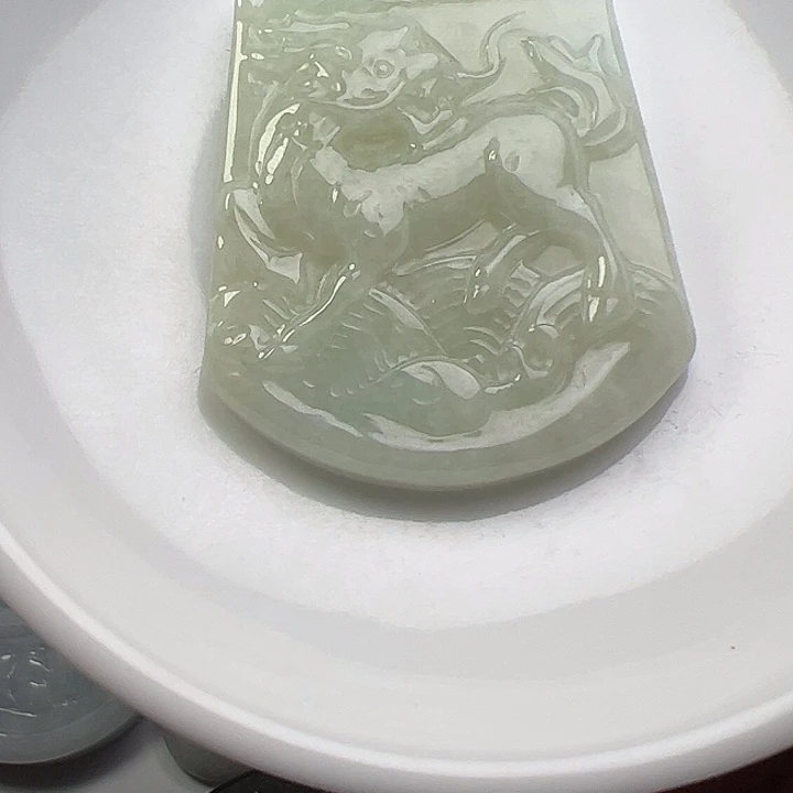 翡翠未镶嵌颈饰麒麟