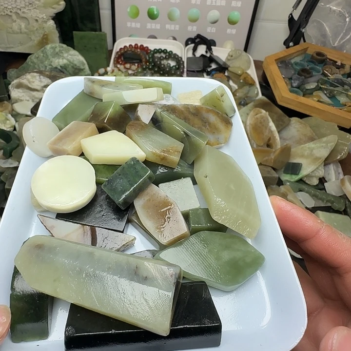 鱼***游和田玉（糖玉）未镶嵌珠宝半成品