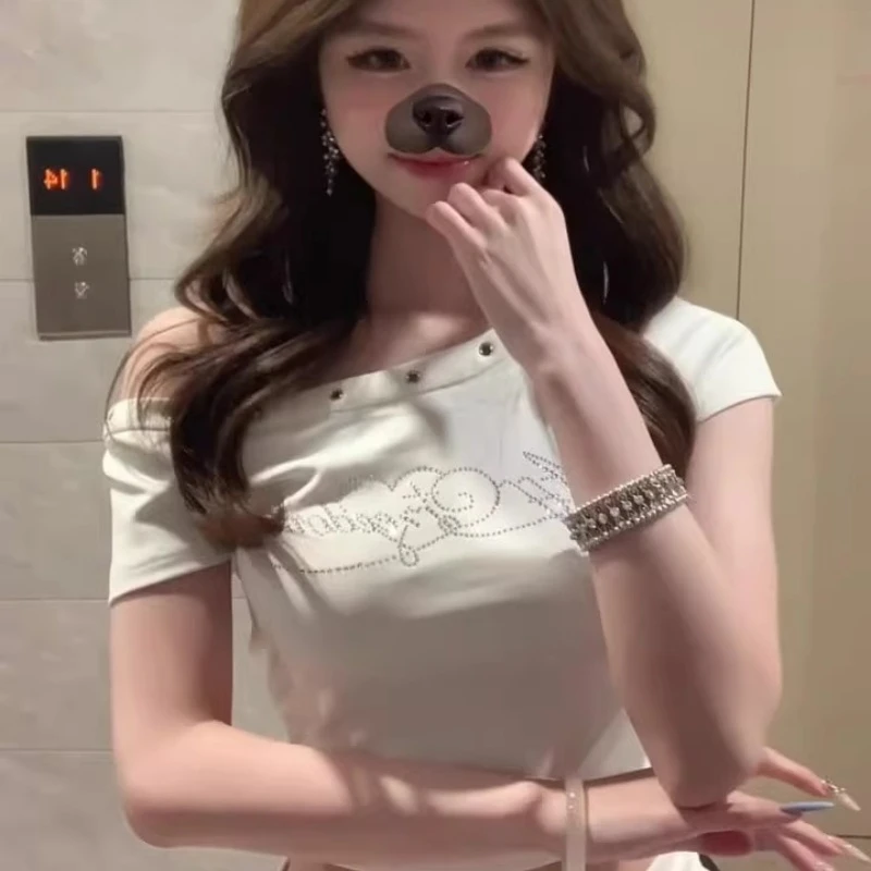 冬季ootd穿搭白色露肩短袖t恤女2025新款韩系女款酒红色女士t恤