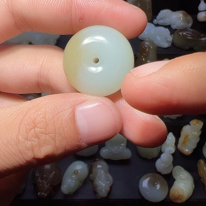 回***候和田玉（糖玉）未镶嵌颈饰