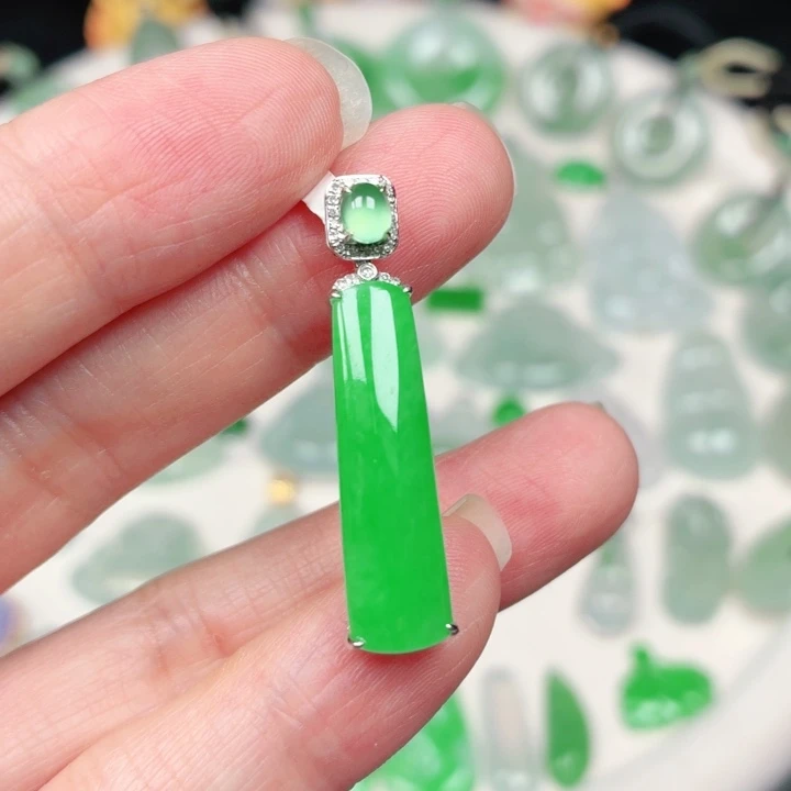 颈饰18K金镶嵌翡翠缅甸天然A货翡翠