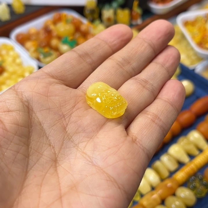琥珀未镶嵌裸石卡20加貔貅