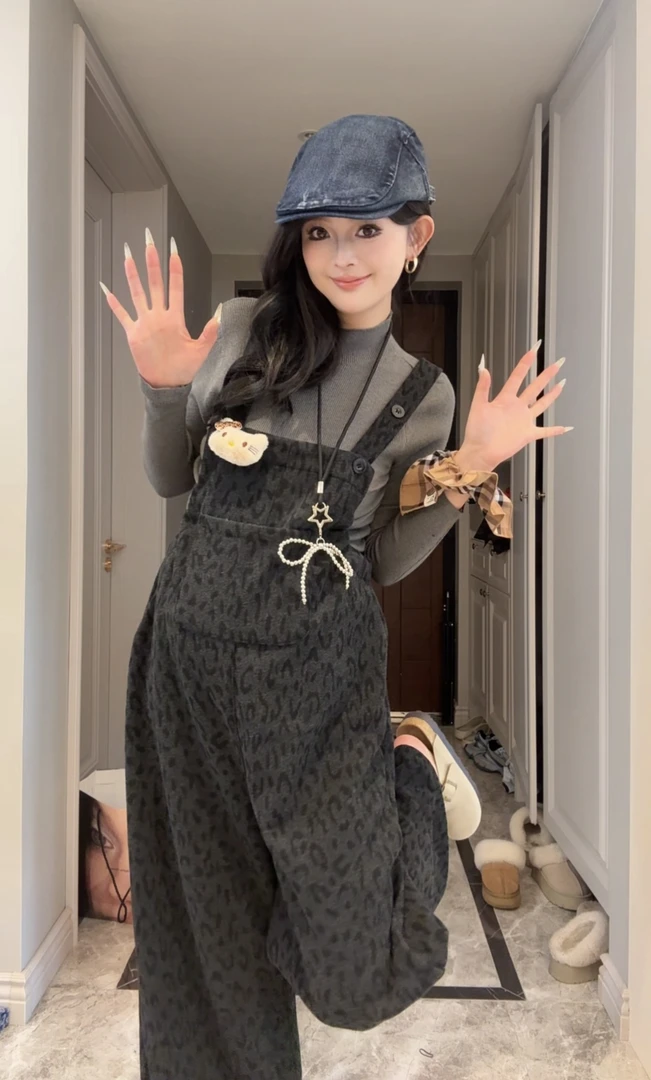 时尚孕妇冬新款豹纹可拆萌小猫加绒背带裤洋气可爱+针织上衣套装