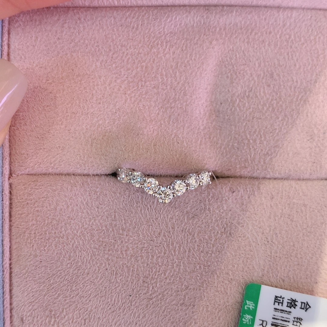 丽****实验室培育钻石铂Pt950镶嵌13圈口