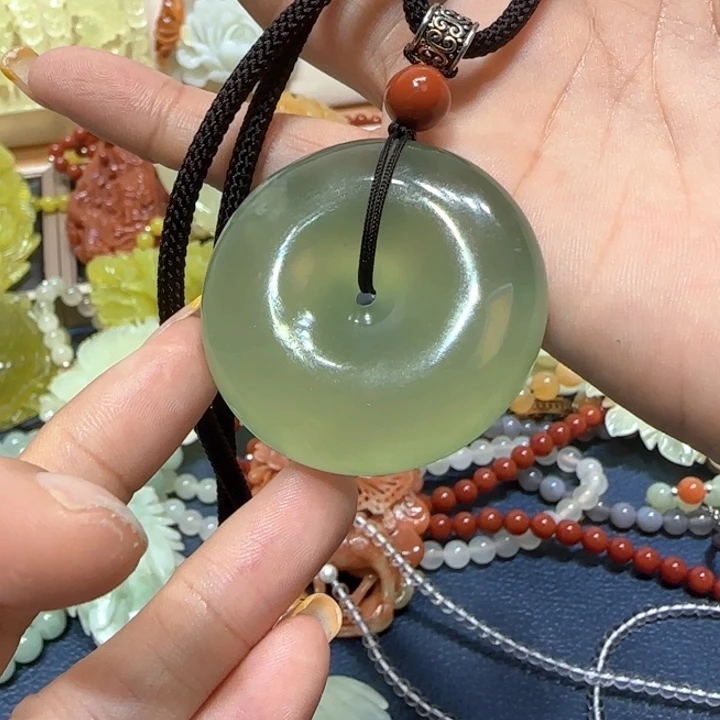 未镶嵌蛇纹石玉吊坠
