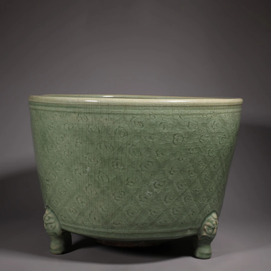 LOT060412 明 龙泉窑锦地纹三足炉