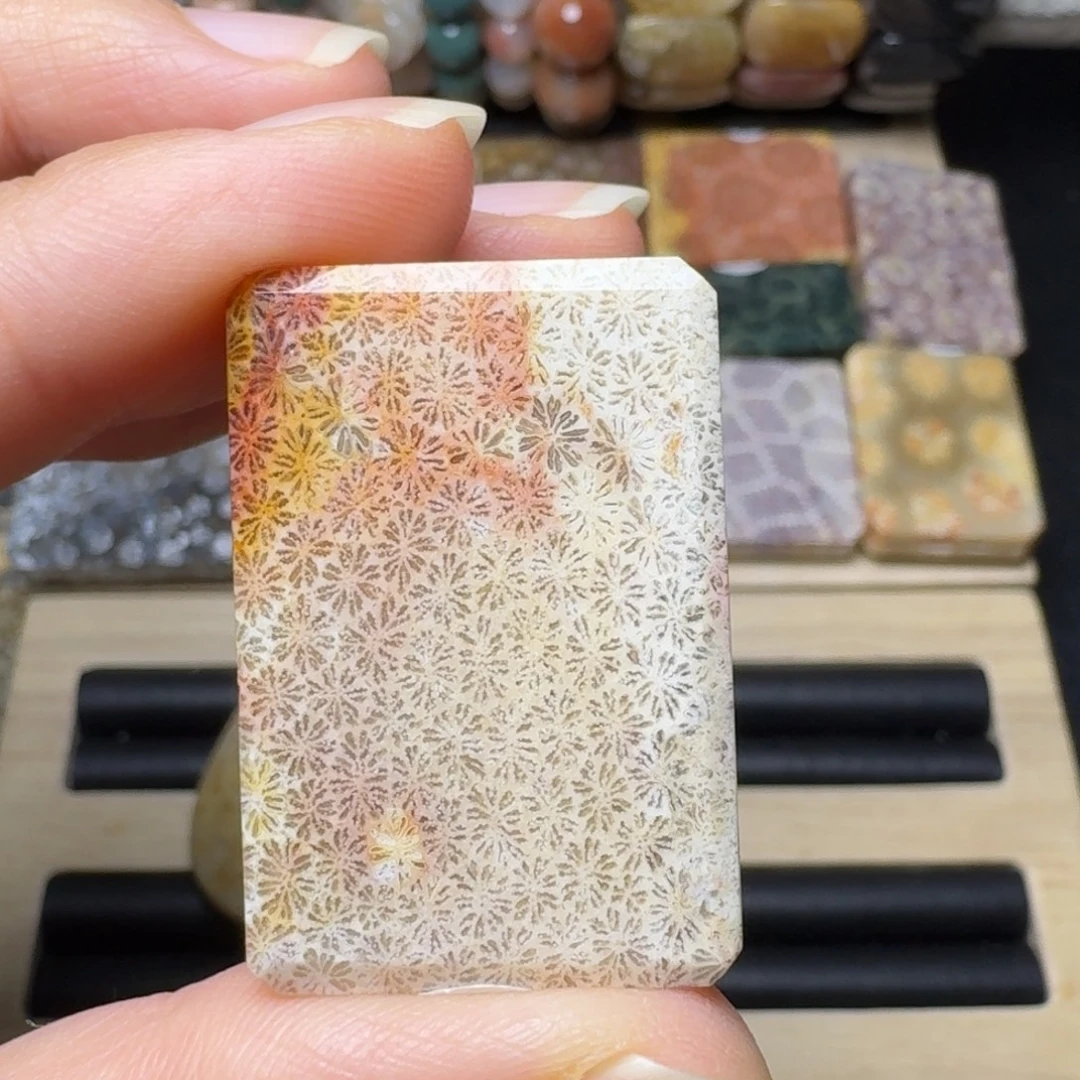 硅化玉未镶嵌玉透彩枫叶，可盘