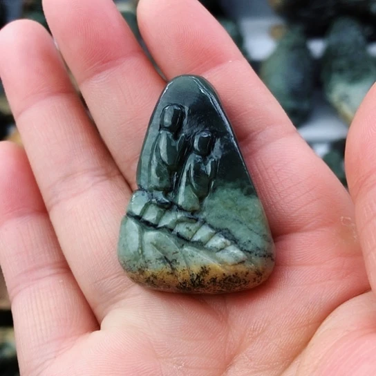 未镶嵌岫岩河磨玉（透闪石质玉）挂件