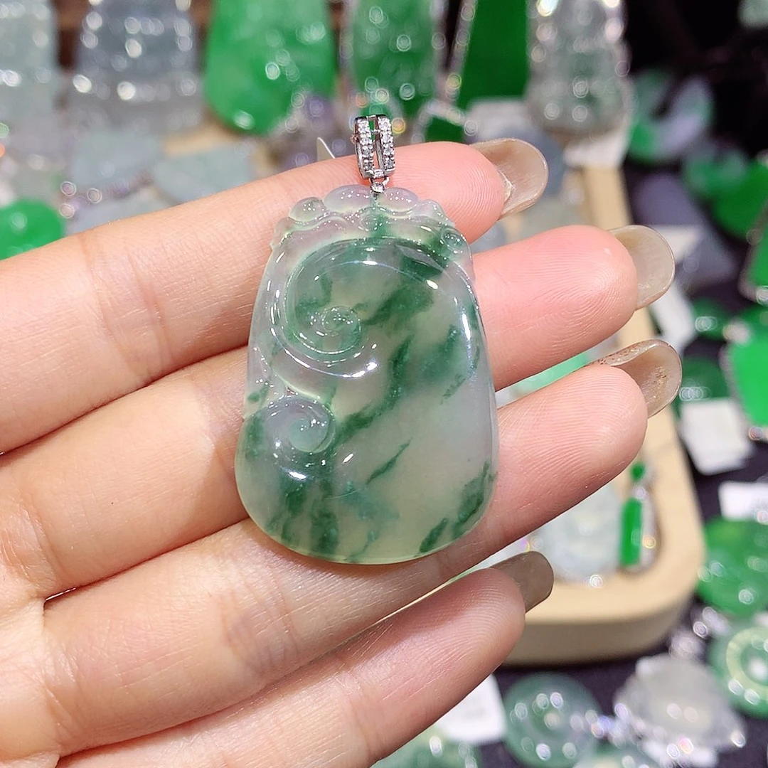 翡翠18K金镶嵌颈饰如意