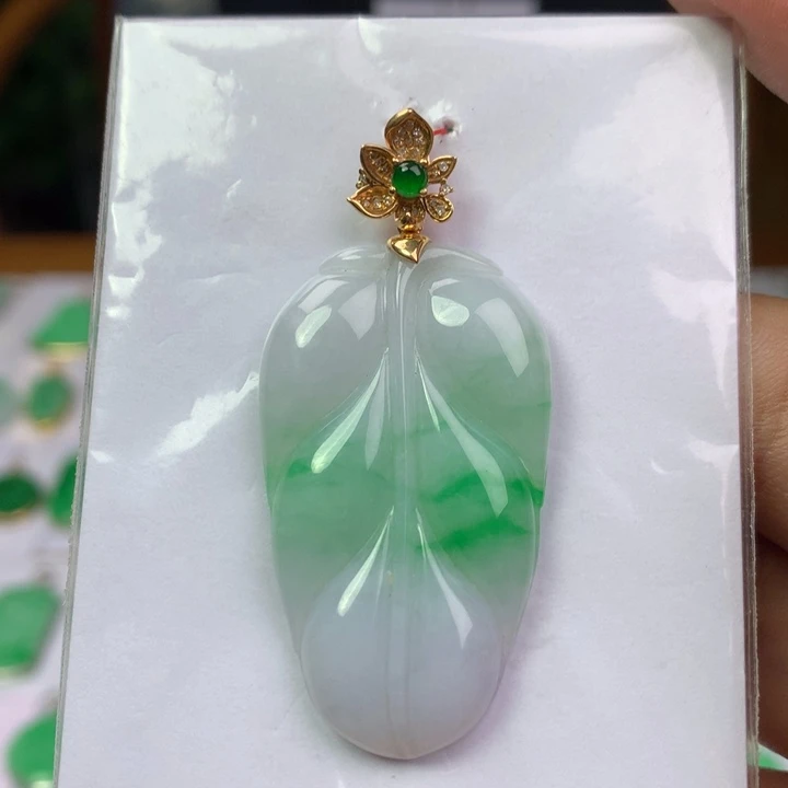 颈饰18K金镶嵌翡翠