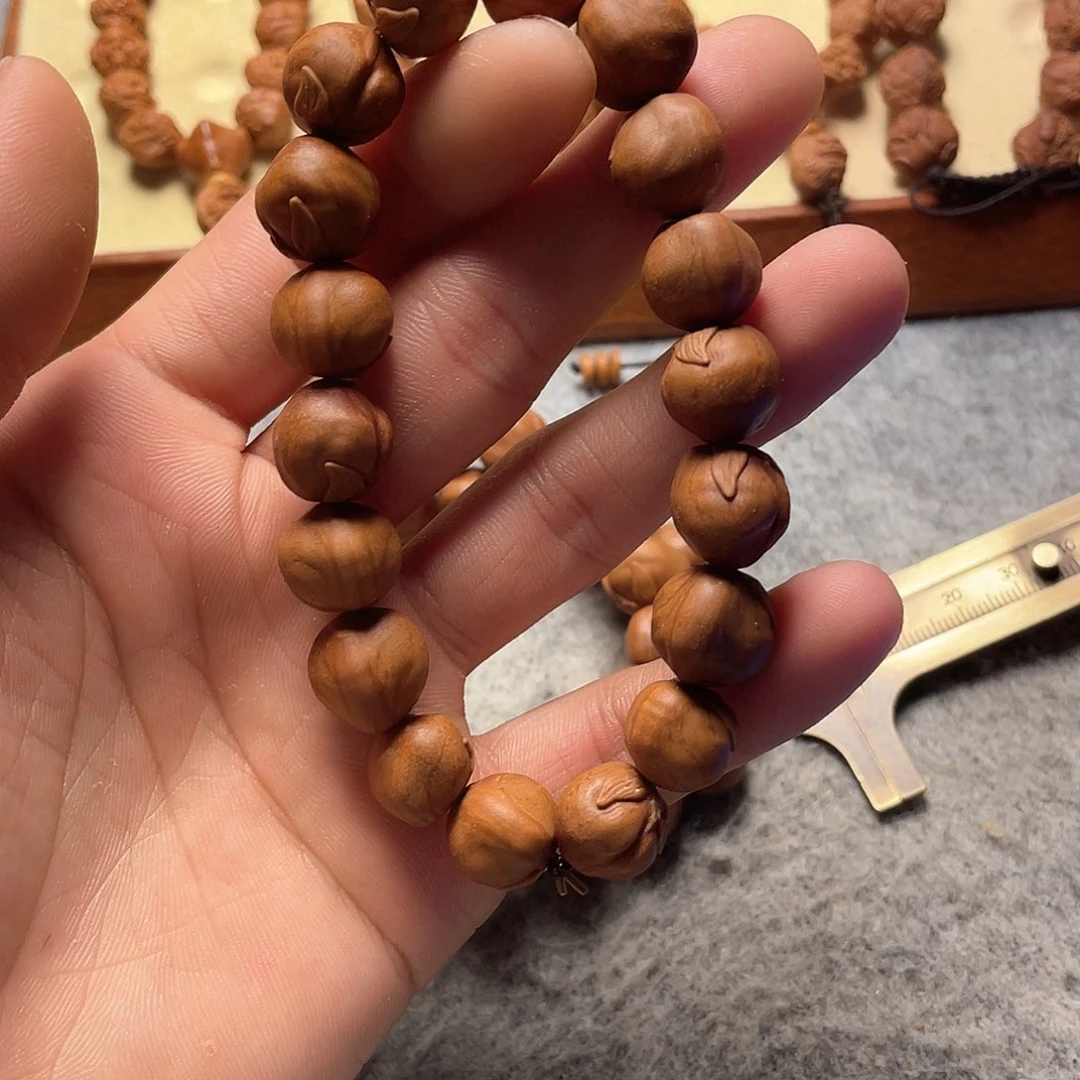 龙纹桃核雕刻寿桃（色差）