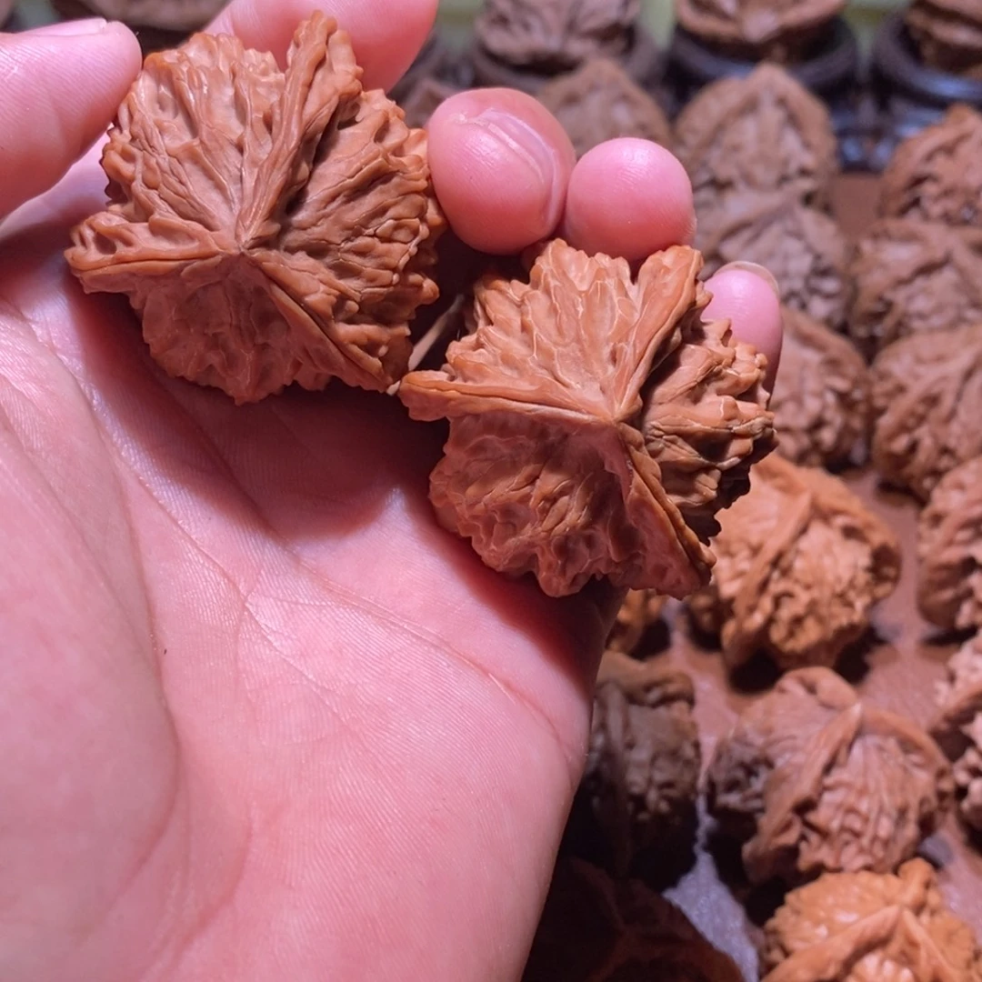 ****扰盘山三棱文玩核桃手把件