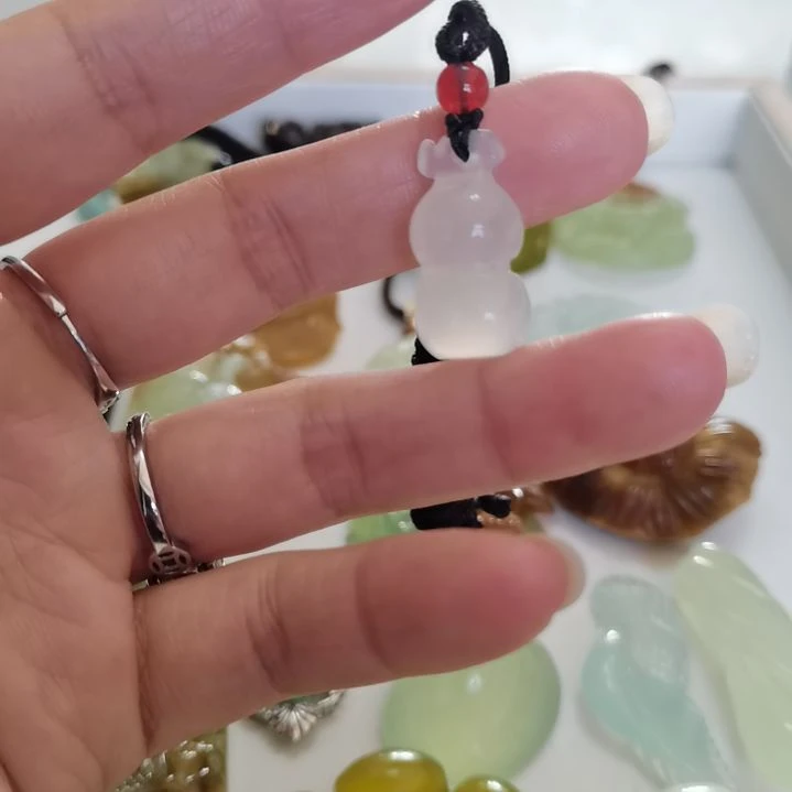 蛇纹石玉未镶嵌吊坠