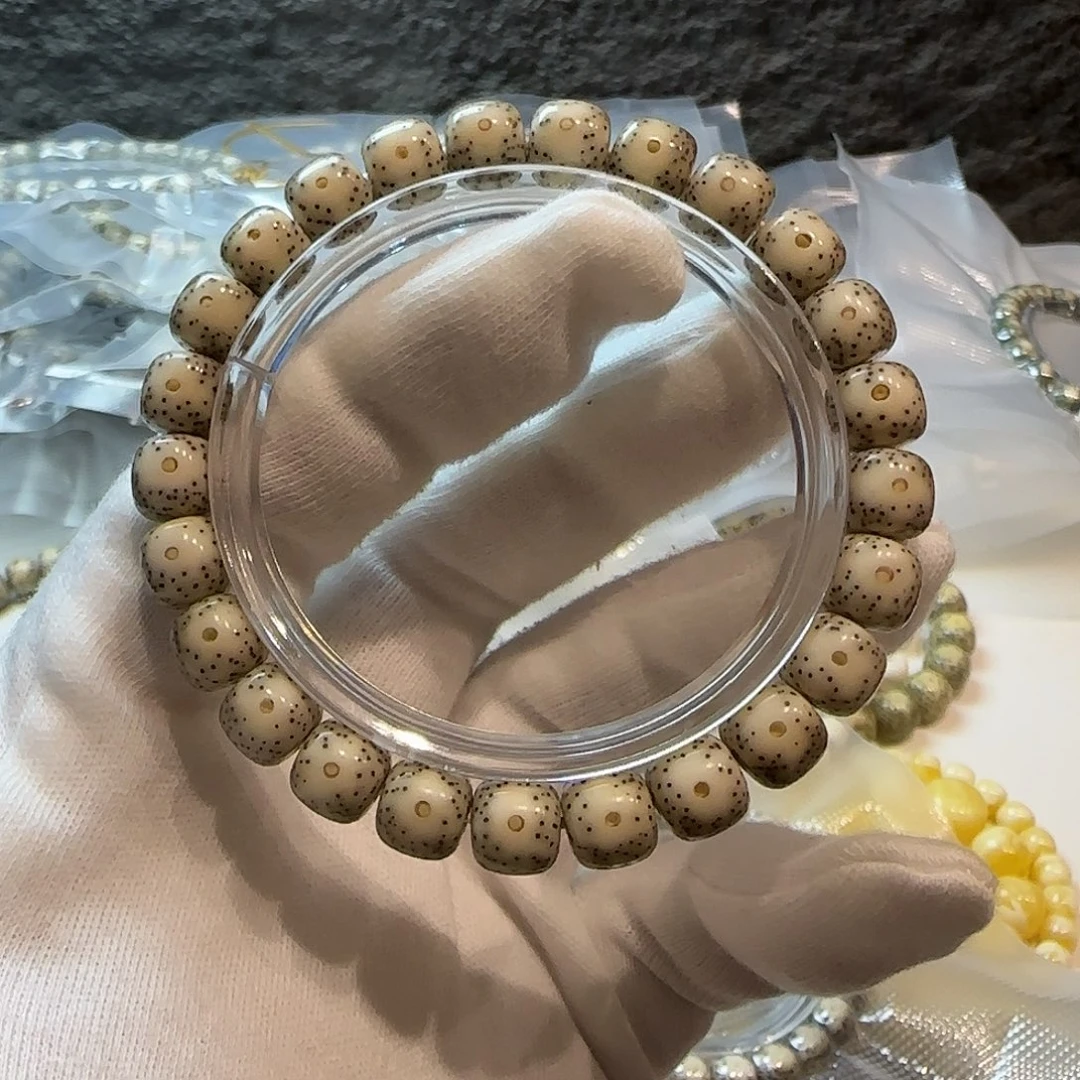 大眼睛9/8骨白星月菩提石玉料单圈