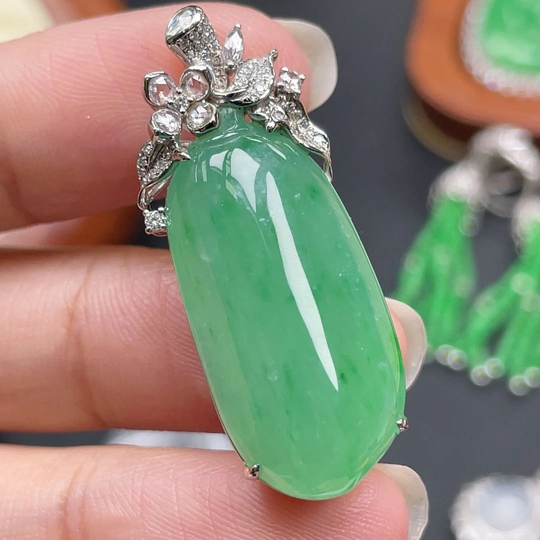 翡翠18K金镶嵌颈饰绿瓜