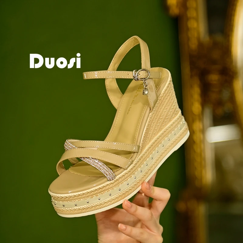 【DUOSI】9cm鞋子女款爆款2025新款一字扣厚底凉鞋坡跟高跟鞋25115