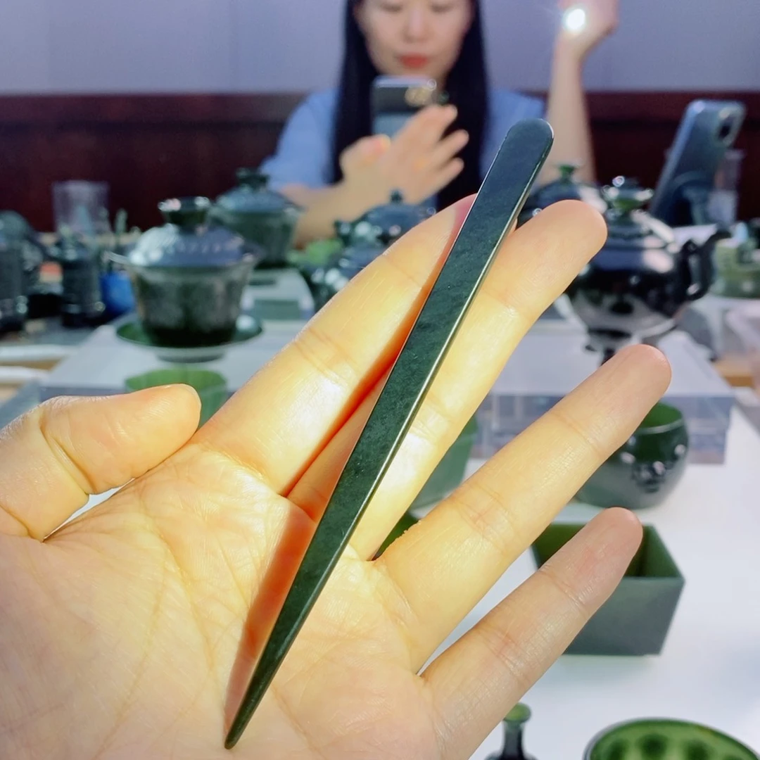 未镶嵌和田玉（青玉）摆件