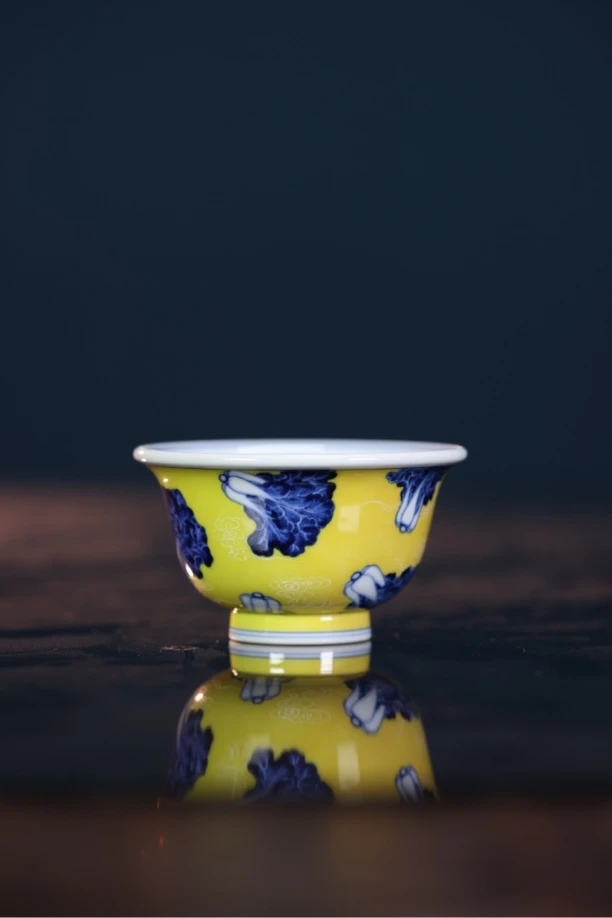水造 青花黄釉白菜压手杯