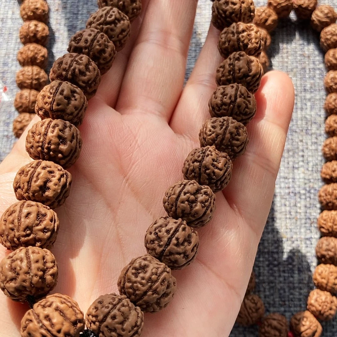 金刚菩提吊坠云****）二挑老树王手持