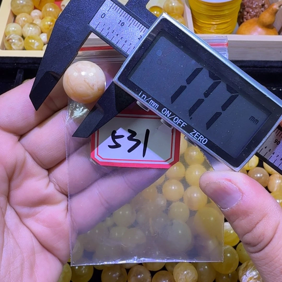 蜜蜡未镶嵌珠宝奇石
