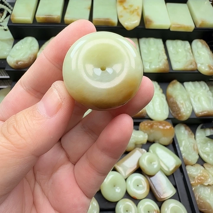 袁***袁和田玉未镶嵌颈饰