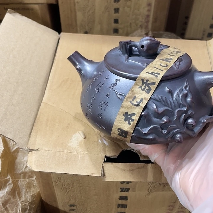 紫砂茶壶原矿泥料手工制作的一把紫砂壶。