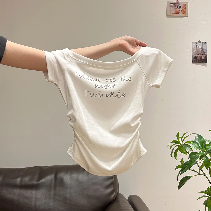 辣妹斜肩字母印花短袖T恤女夏季性感露锁骨抽褶收腰修身上衣