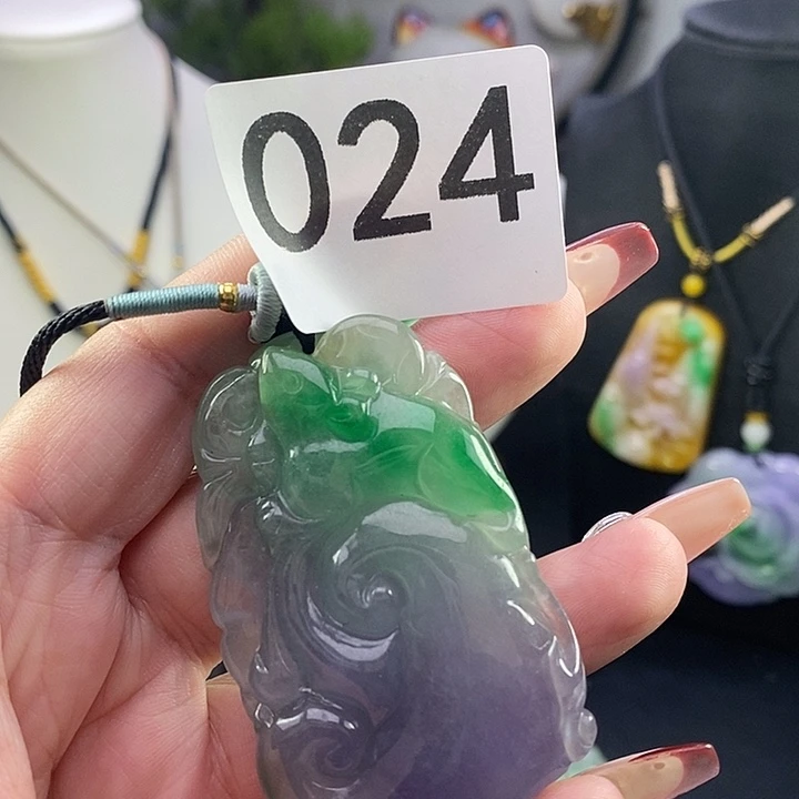 翡翠未镶嵌吊坠(赠链)