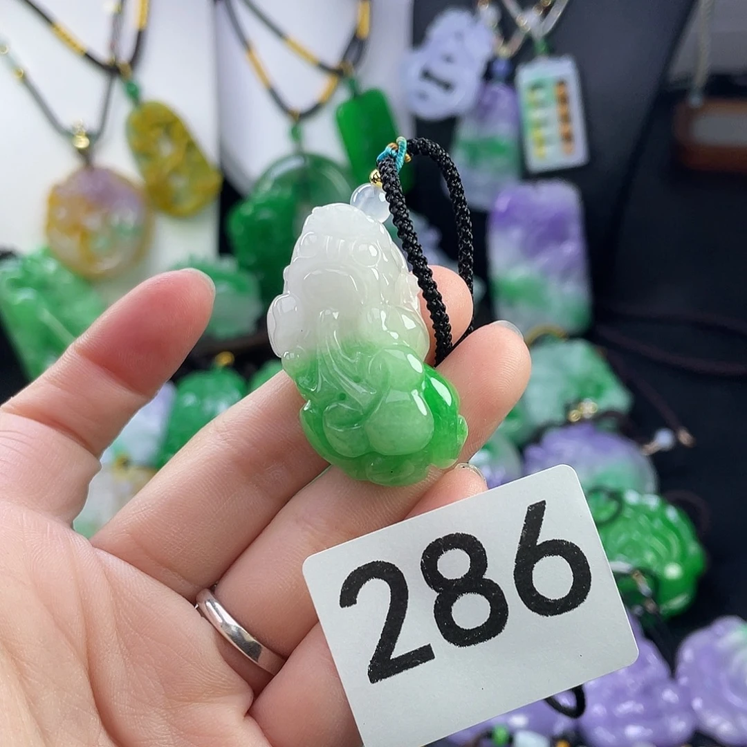 翡翠未镶嵌吊坠(赠链)