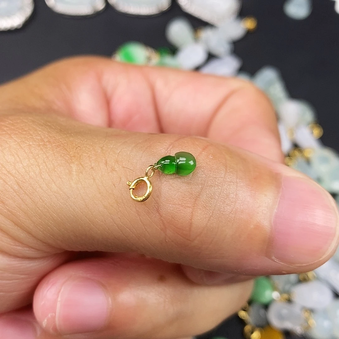 翡翠18K金镶嵌颈饰滴溜