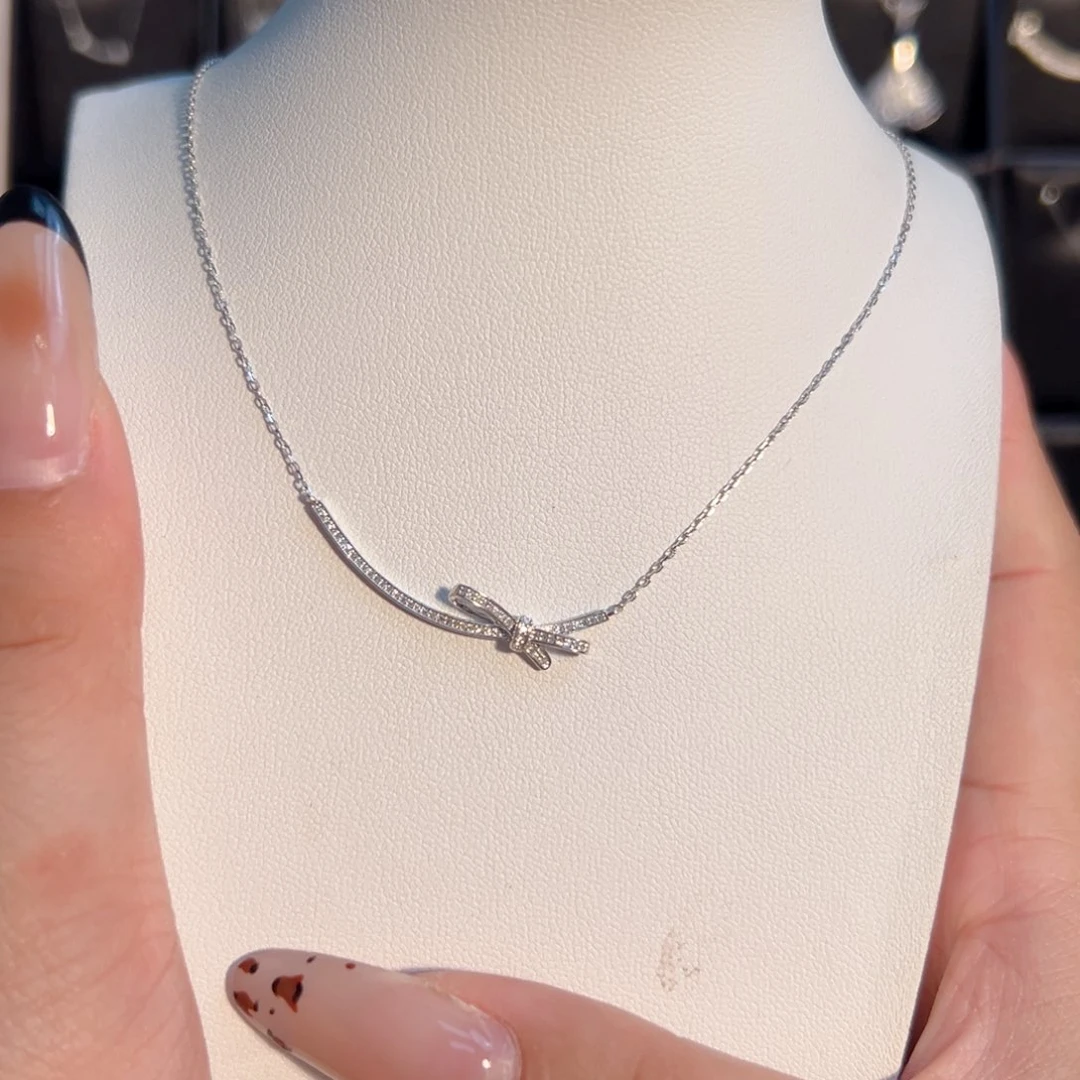 颈饰18K金镶嵌钻石微笑蝴蝶结项链