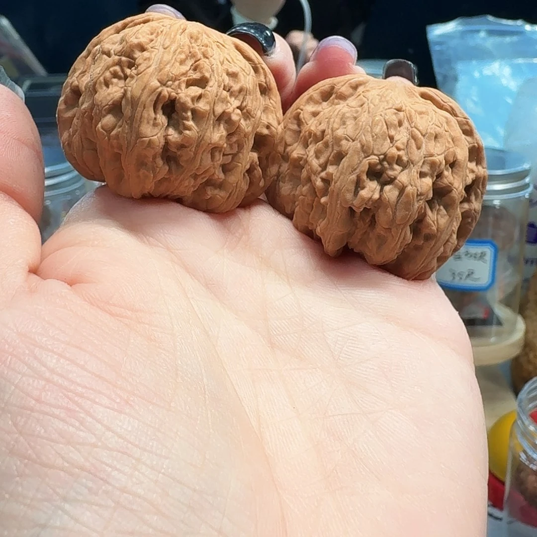 桃核把件密纹狮子头39尺