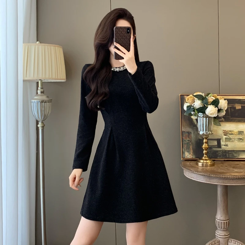 长袖赫本风名媛气质秋冬黑色法式连衣裙圆领千金轻奢高腰显瘦裙子