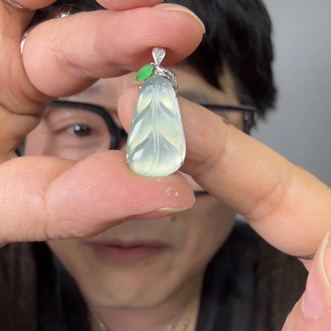 豆***奶翡翠18K金镶嵌颈饰一件