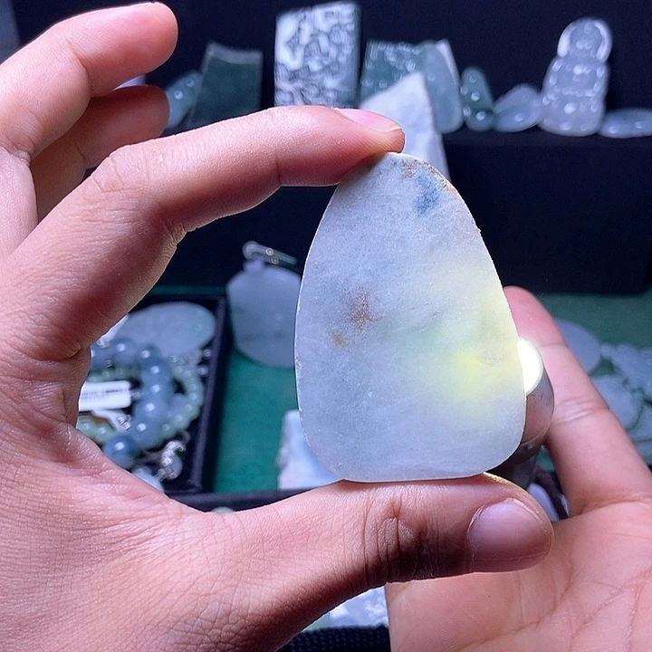 翡翠未镶嵌颈饰片料