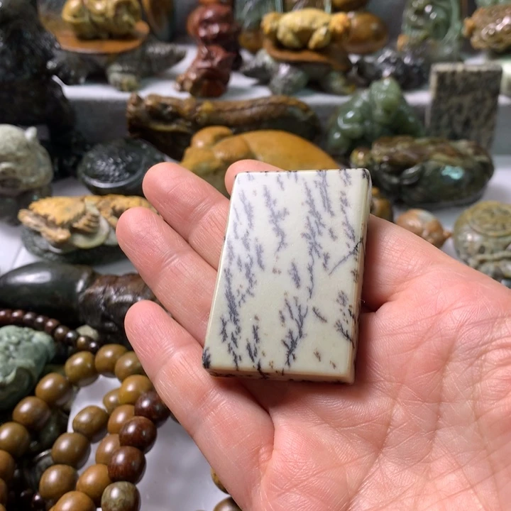 未镶嵌岫岩河磨玉（透闪石质玉）把件