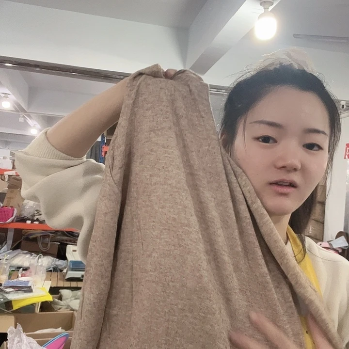 咖色内搭。   l啦啦啦啦