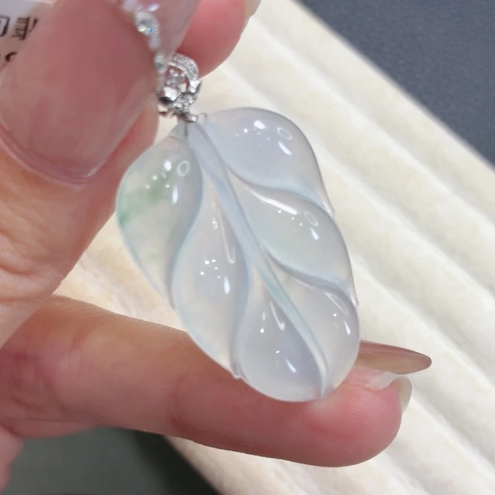 颈饰18K金镶嵌翡翠