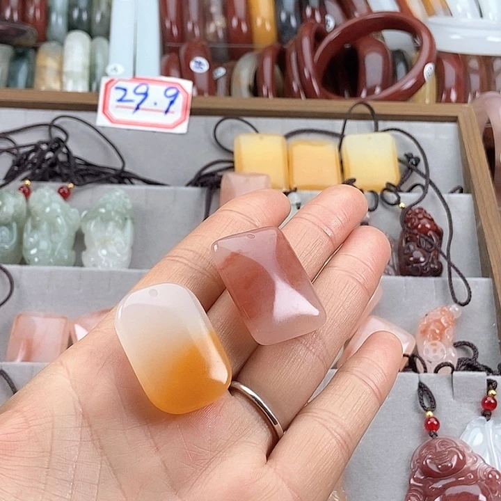 石英质玉颈饰未镶嵌广**姐