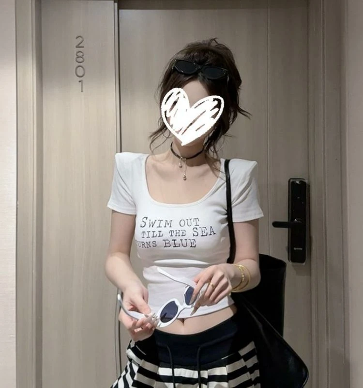 时尚设计字母印花修身短款U领短袖T恤女夏新百搭显瘦正肩短袖上衣