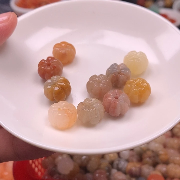 韩***霞石英质玉未镶嵌颈饰