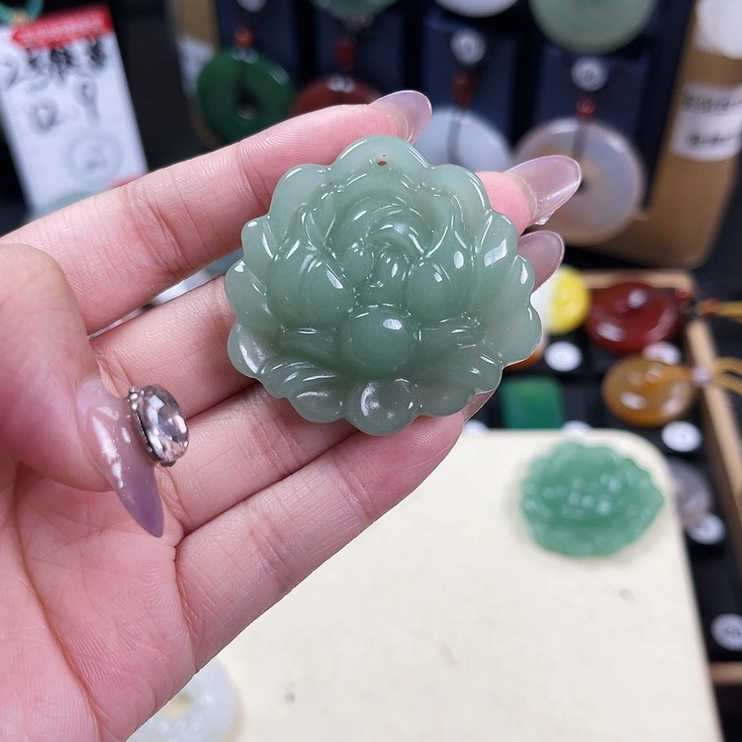 颈饰未镶嵌石英岩玉容*