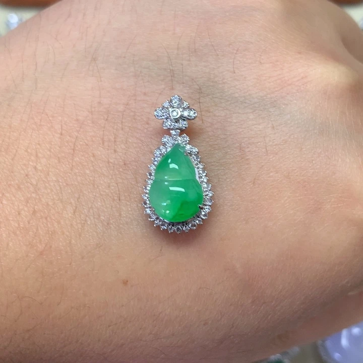 【闪购商品】颈饰18K金镶嵌翡翠吊坠