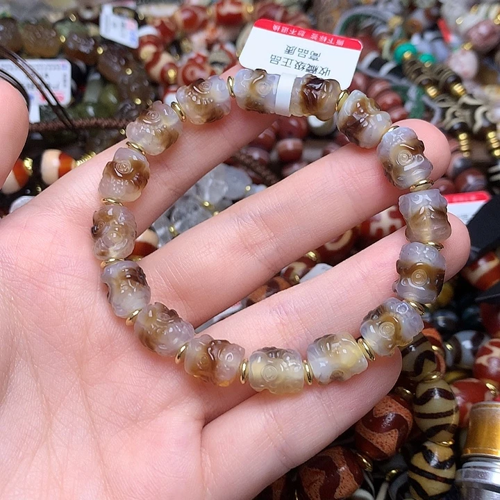 未镶嵌发一个玛瑙/玉髓
