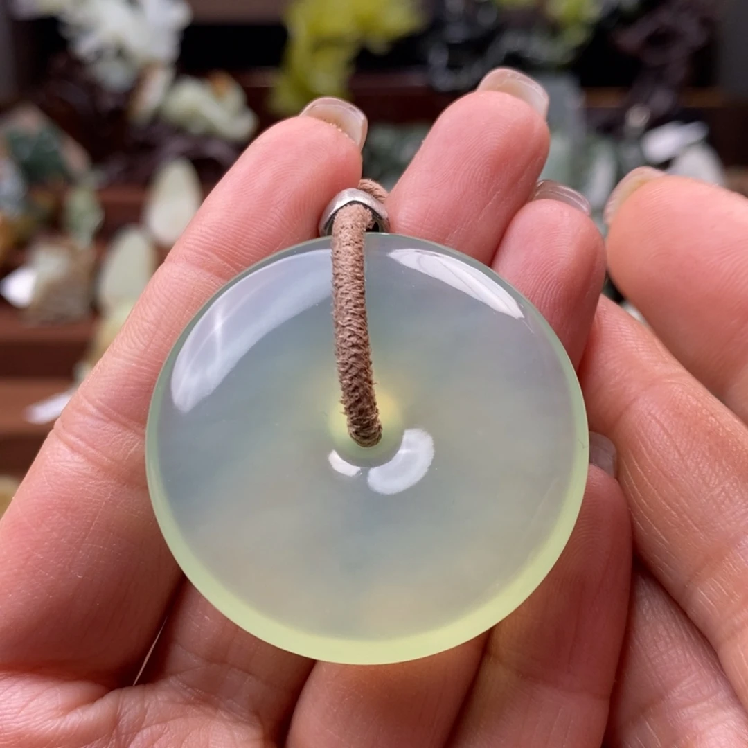 凌***筝蛇纹石玉未镶嵌挂件