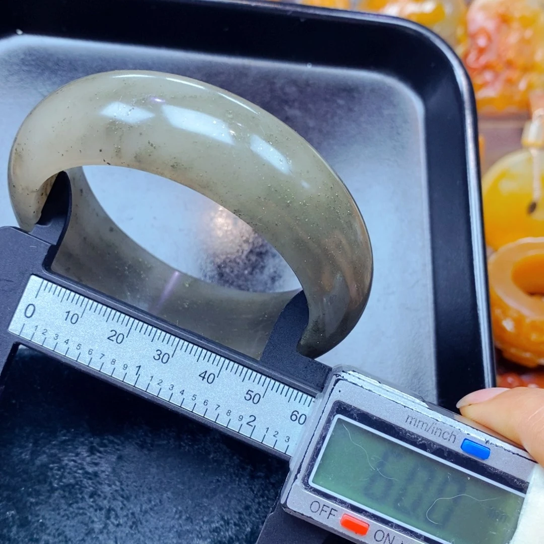 未镶嵌石英质玉（黄龙玉）颈饰